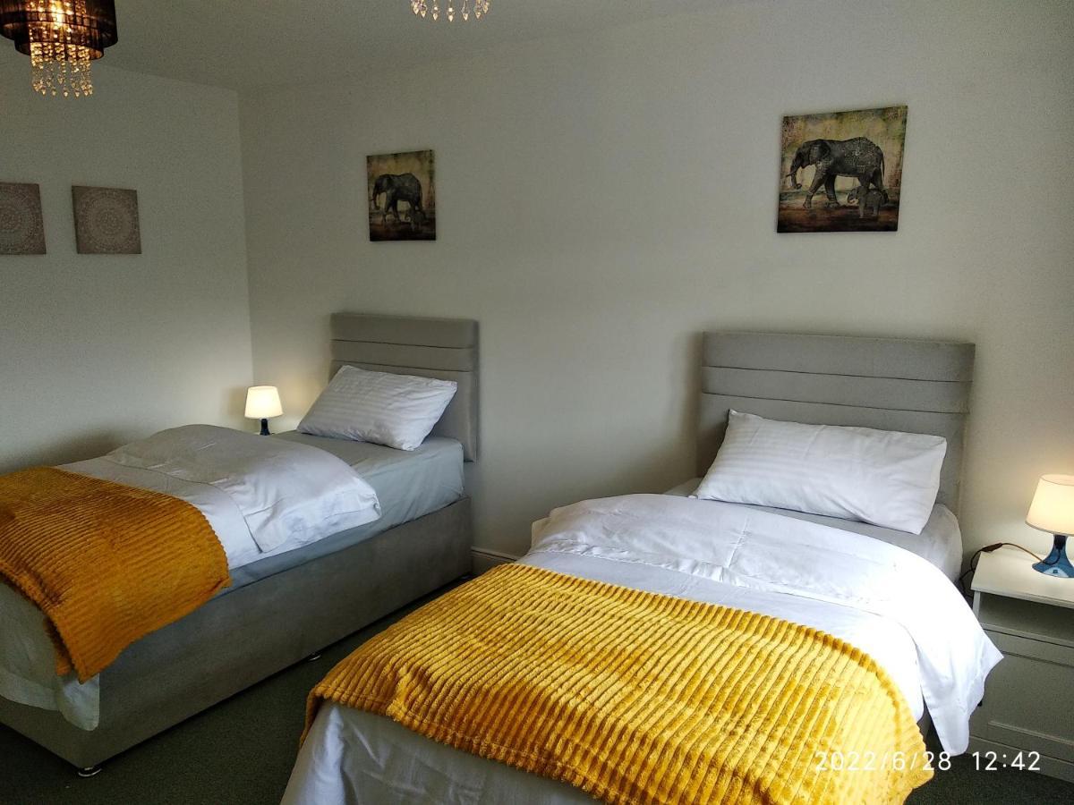 Cottage With Panoramic Views Kirk of Shotts Exteriör bild